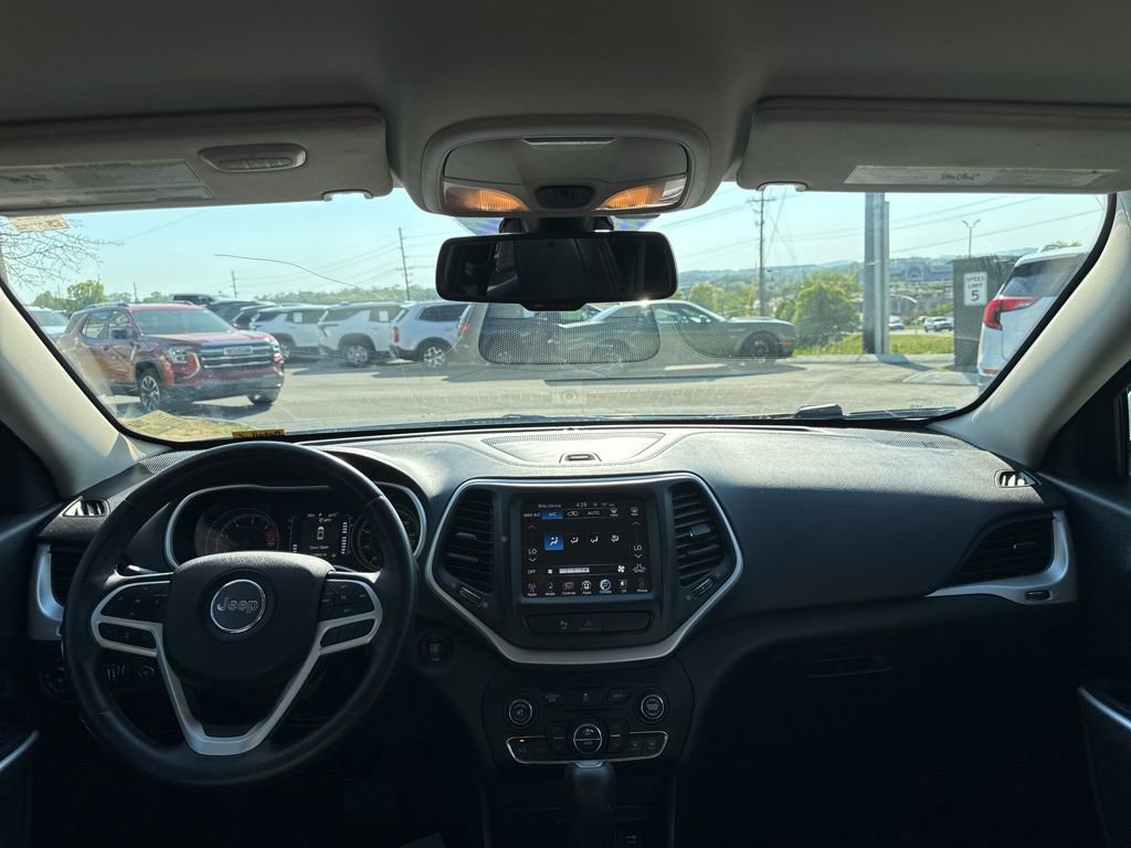 Used 2018 Jeep Cherokee Latitude Plus w/ Comfort/Convenience Group image 18