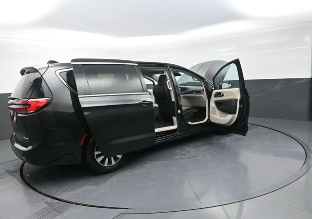 Used 2023 Chrysler Pacifica Touring-L FWD image 44