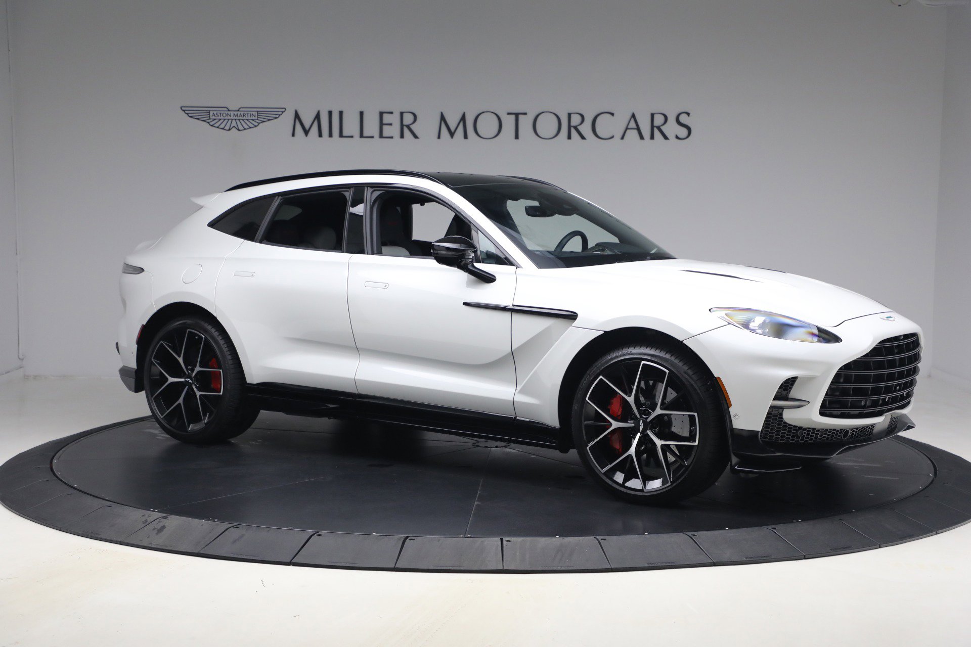 Used 2025 Aston Martin DBX 707 image 10