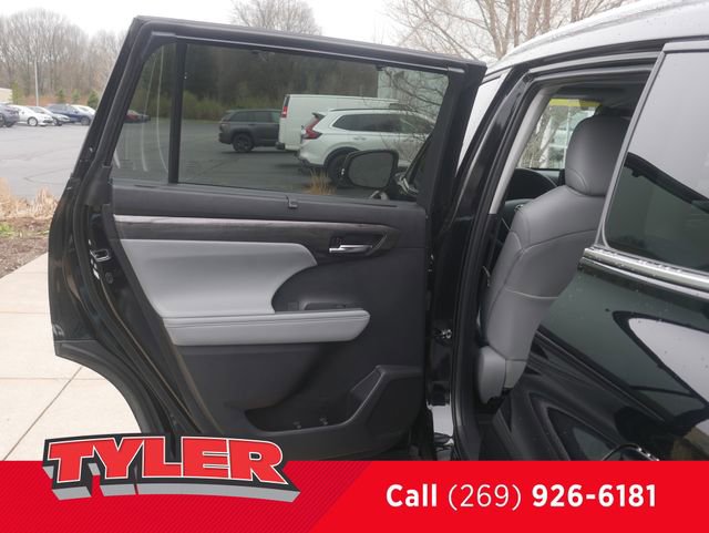 Used 2024 Toyota Highlander Limited AWD/4WD image 19