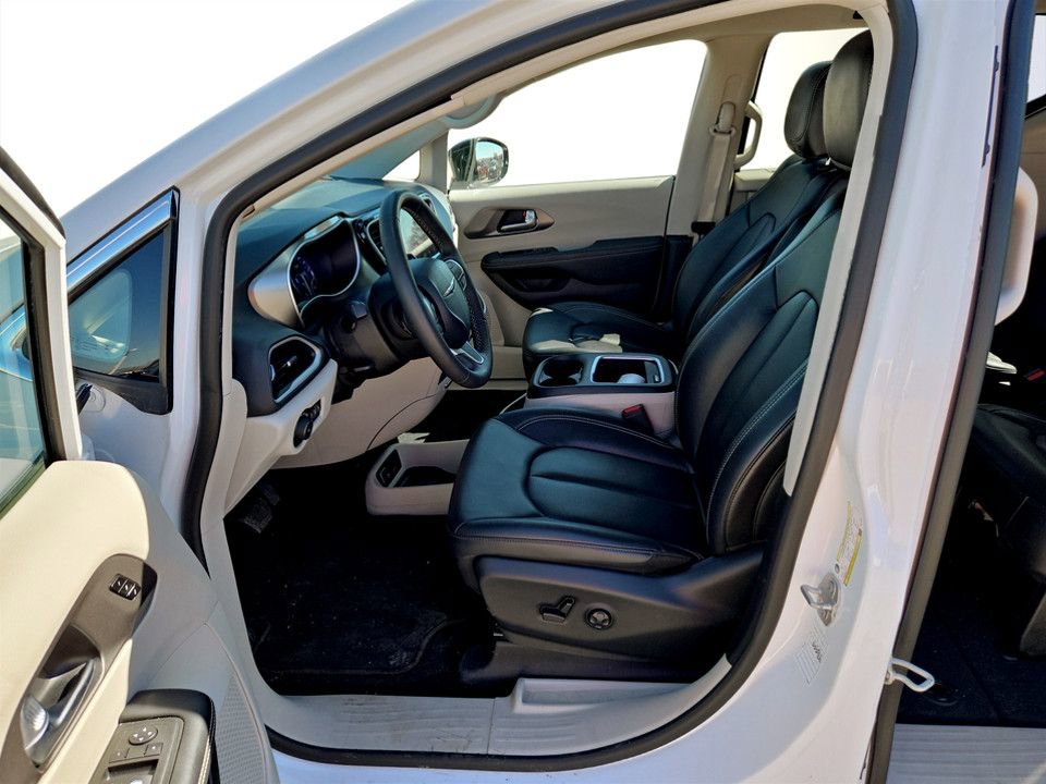 Used 2024 Chrysler Pacifica Touring-L image 29
