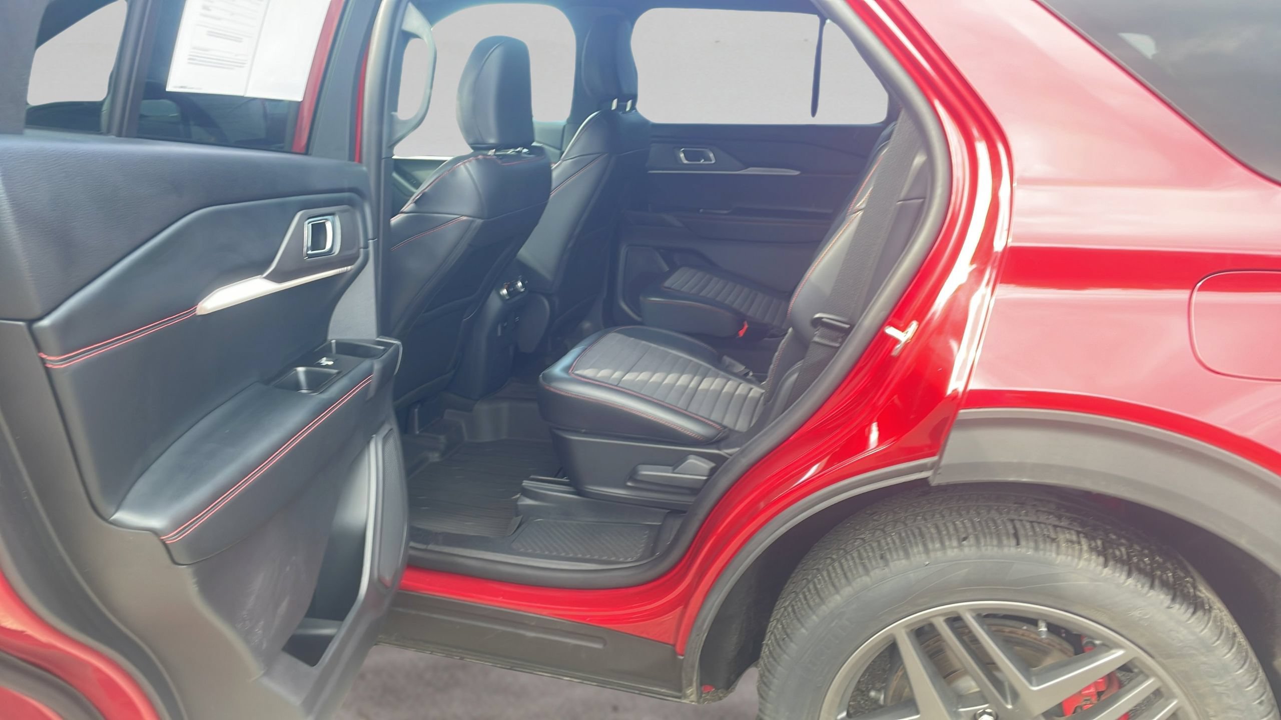 Used 2025 Ford Explorer ST-Line w/ Premium Package AWD/4WD image 40