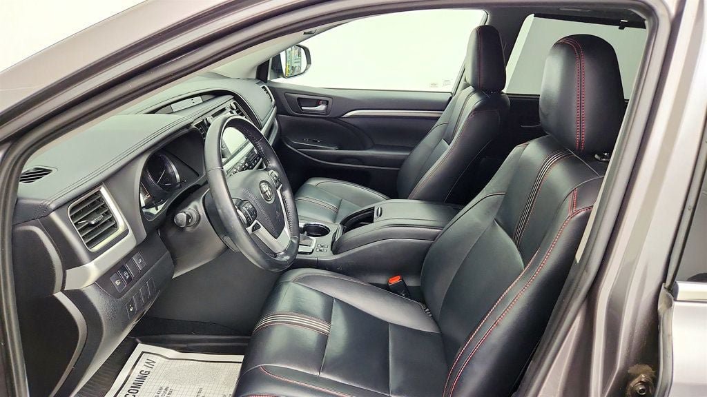 Used 2019 Toyota Highlander SE AWD/4WD image 18