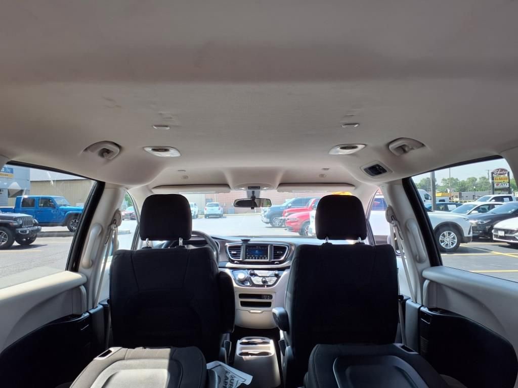 Used 2020 Chrysler Voyager LX image 25