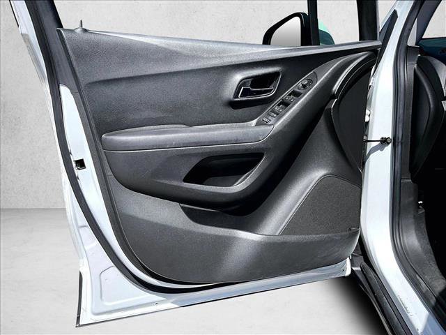Used 2020 Chevrolet Trax LT FWD image 18