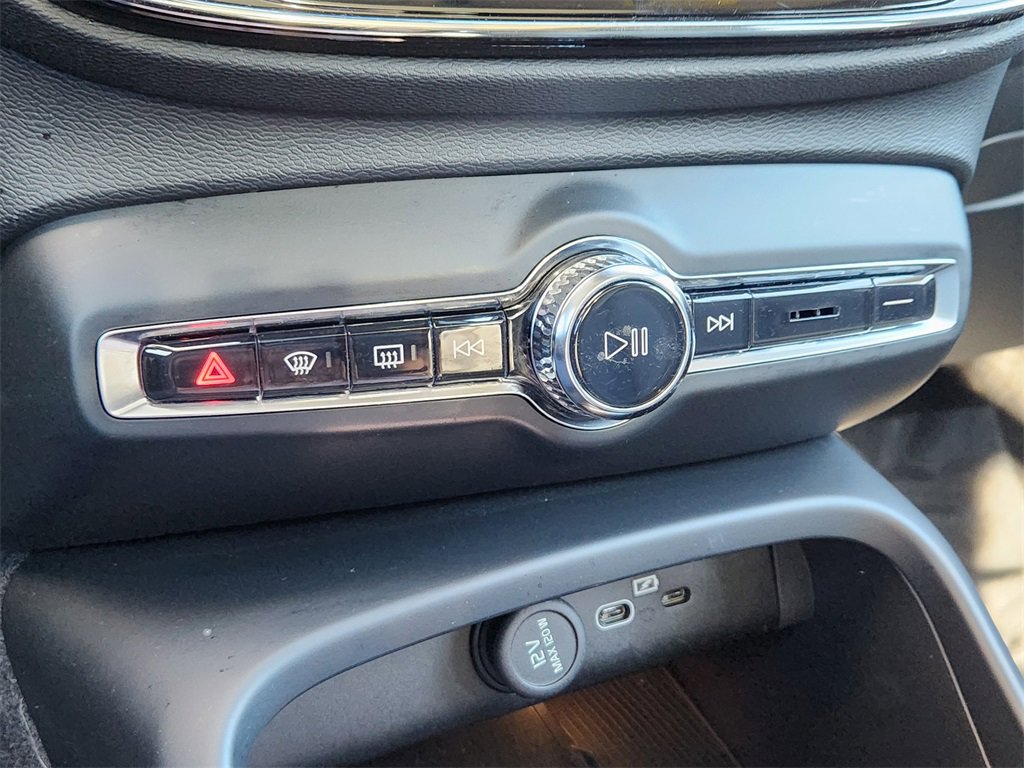Used 2023 Volvo XC40 B5 Ultimate image 9