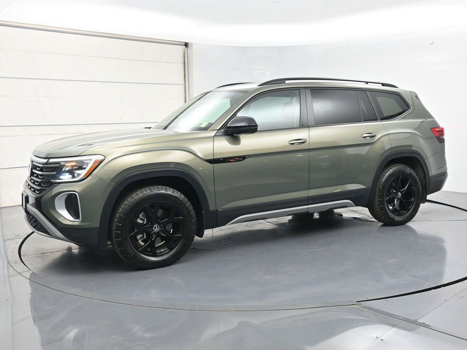 Used 2025 Volkswagen Atlas Peak Edition SE AWD/4WD image 27