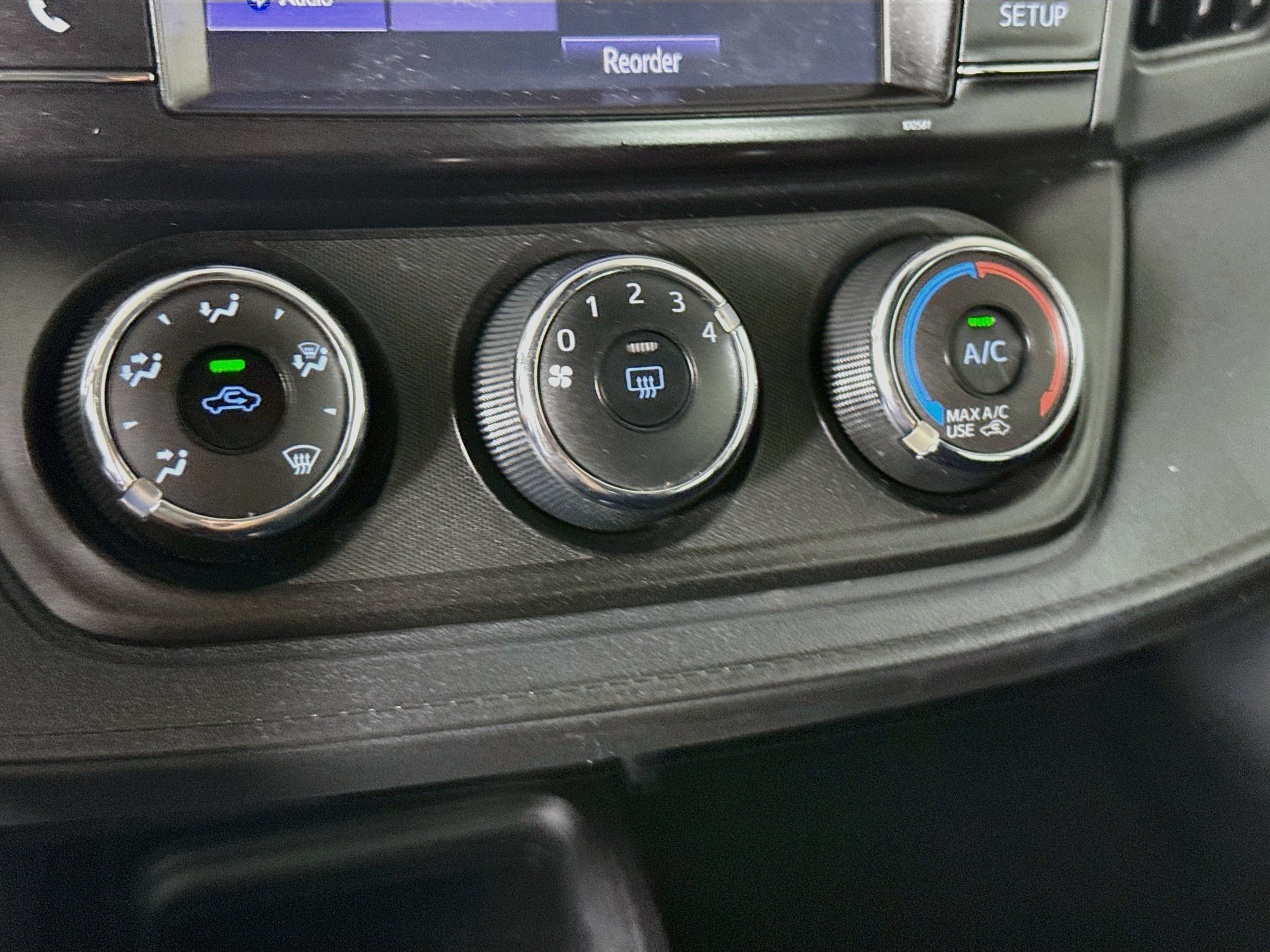 Used 2018 Toyota RAV4 LE FWD image 17