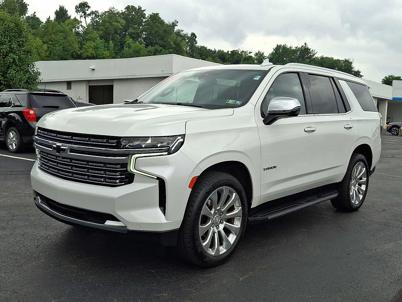 Used 2021 Chevrolet Tahoe Premier w/ Premium Package AWD/4WD image 3