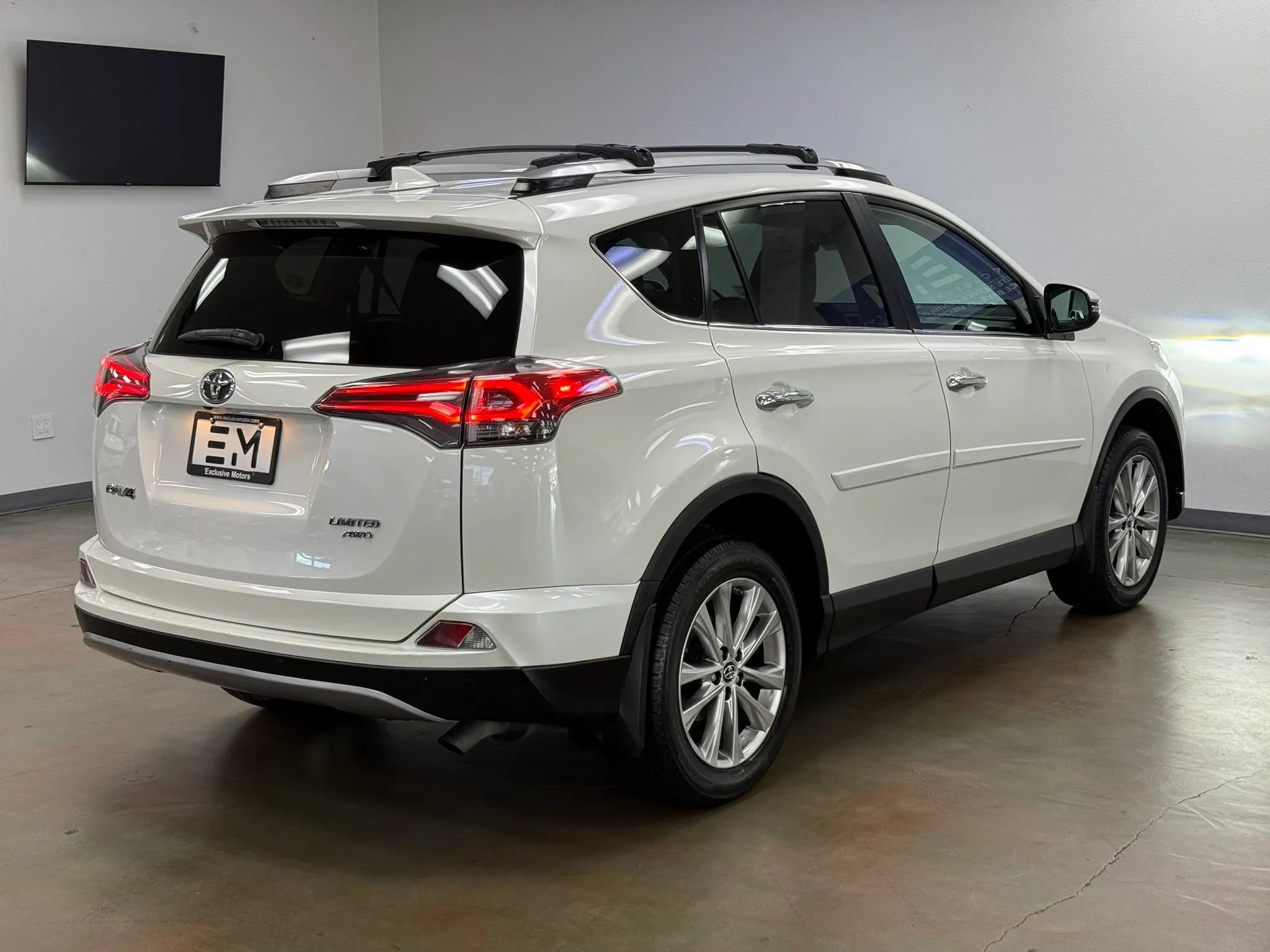 Used 2018 Toyota RAV4 Limited w/ Advanced Technology Package AWD/4WD image 7