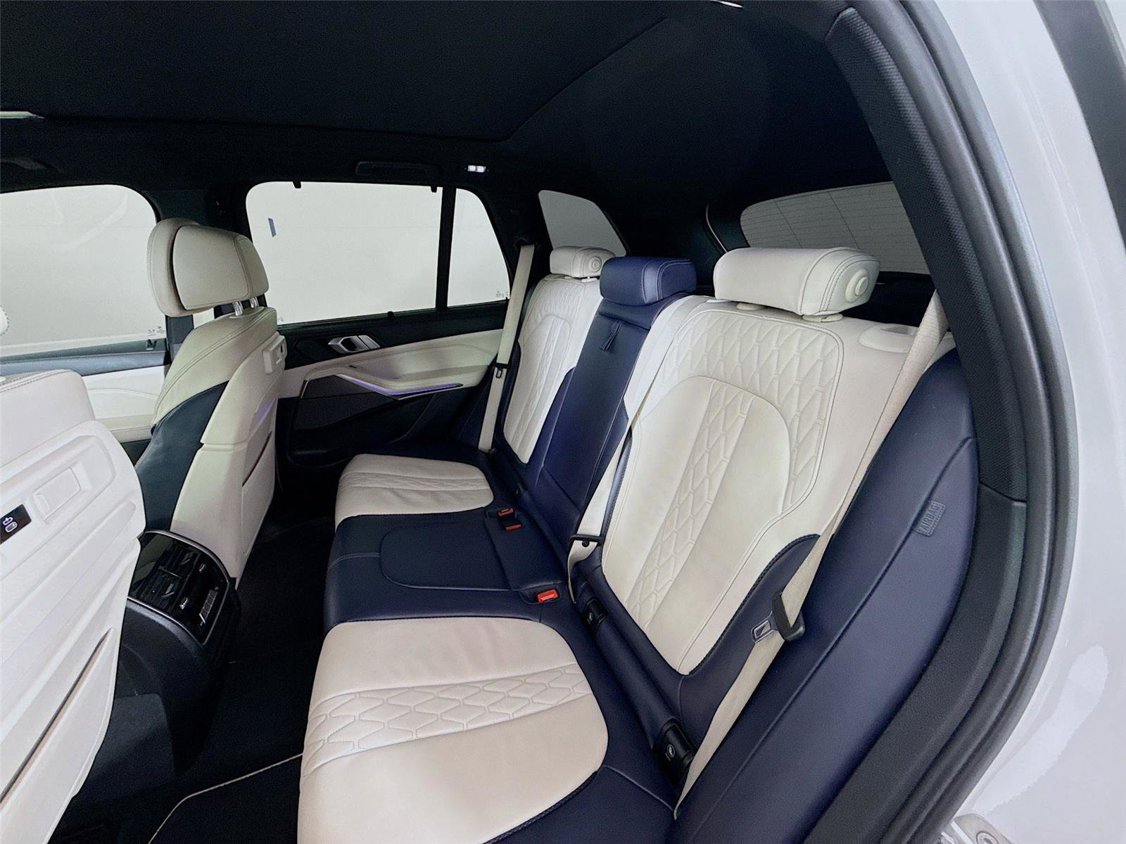 Used 2020 BMW X5 M50i w/ Executive Package image 22