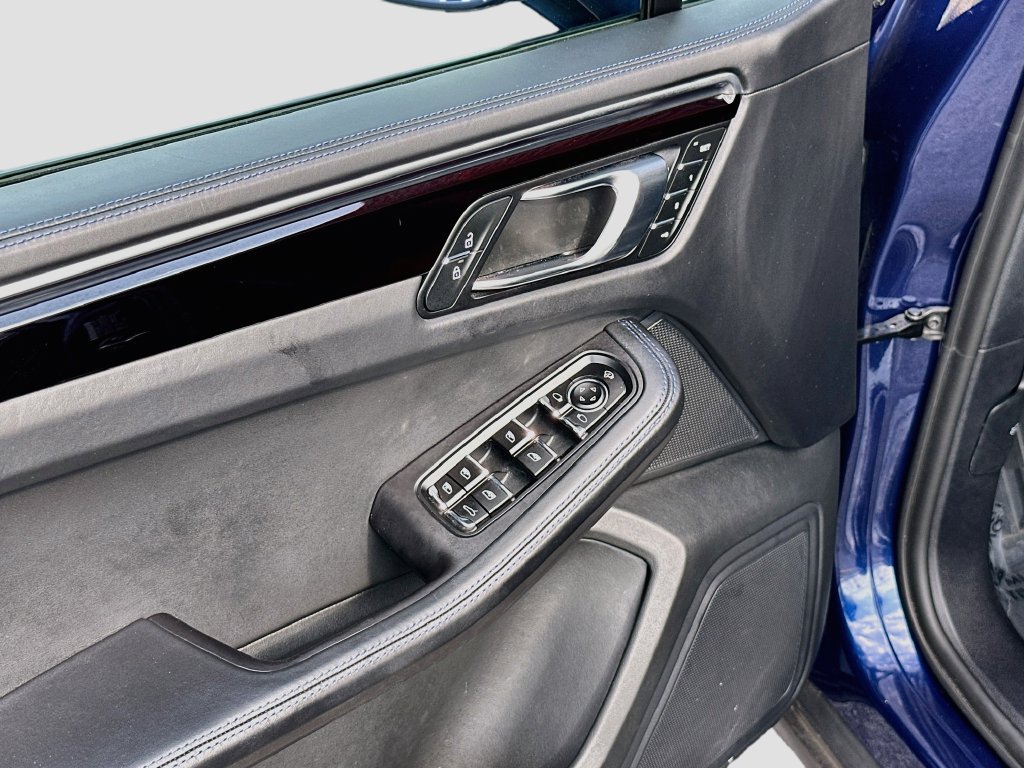Certified 2024 Porsche Macan AWD/4WD image 20