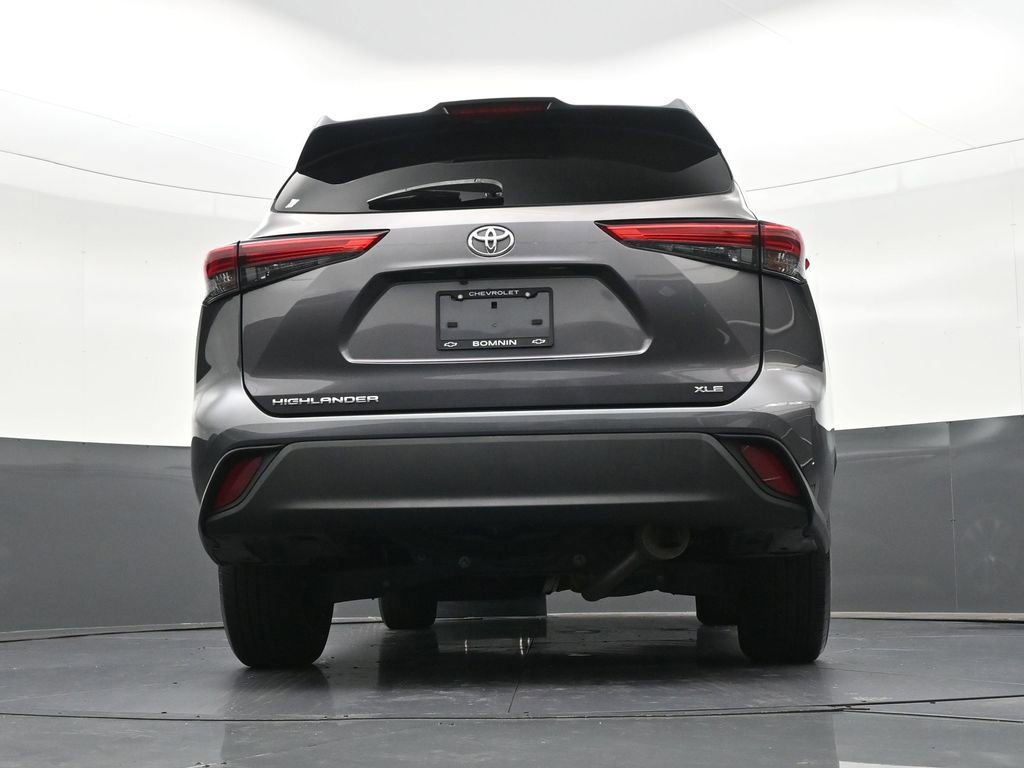 Used 2022 Toyota Highlander XLE FWD image 27