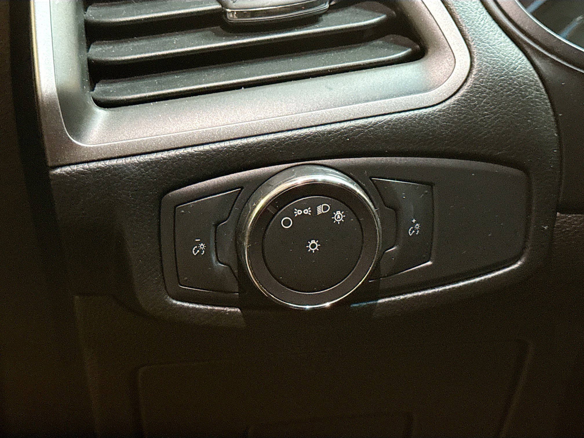 Used 2015 Ford Edge SE image 16