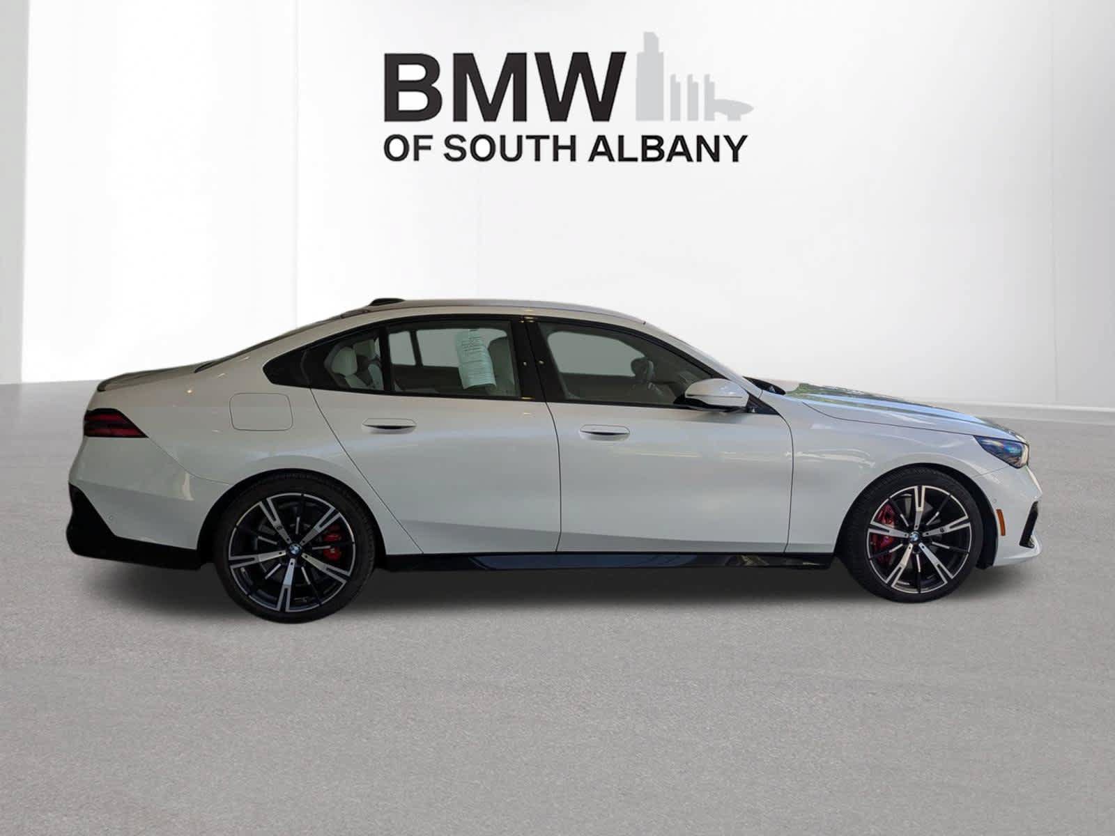 Used 2026 BMW 550e xDrive w/ Premium Package AWD/4WD image 2