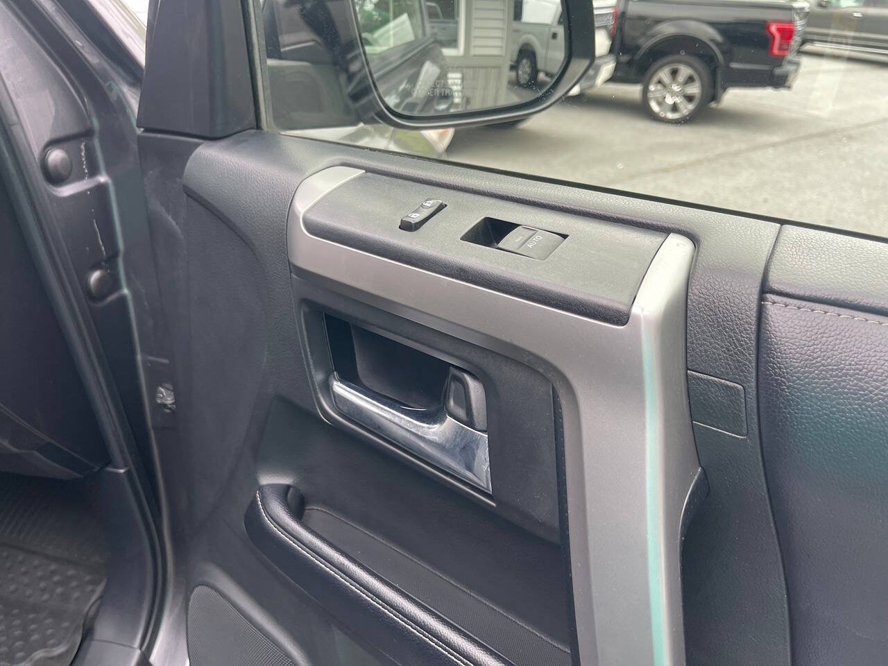 Used 2017 Toyota 4Runner SR5 AWD/4WD image 37