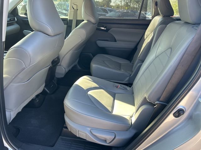Used 2024 Toyota Highlander XLE AWD/4WD image 6