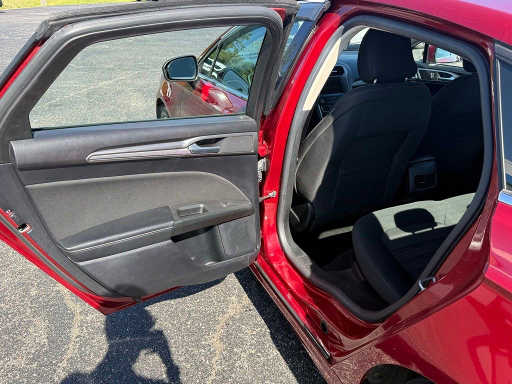 Used 2019 Ford Fusion SE FWD image 22