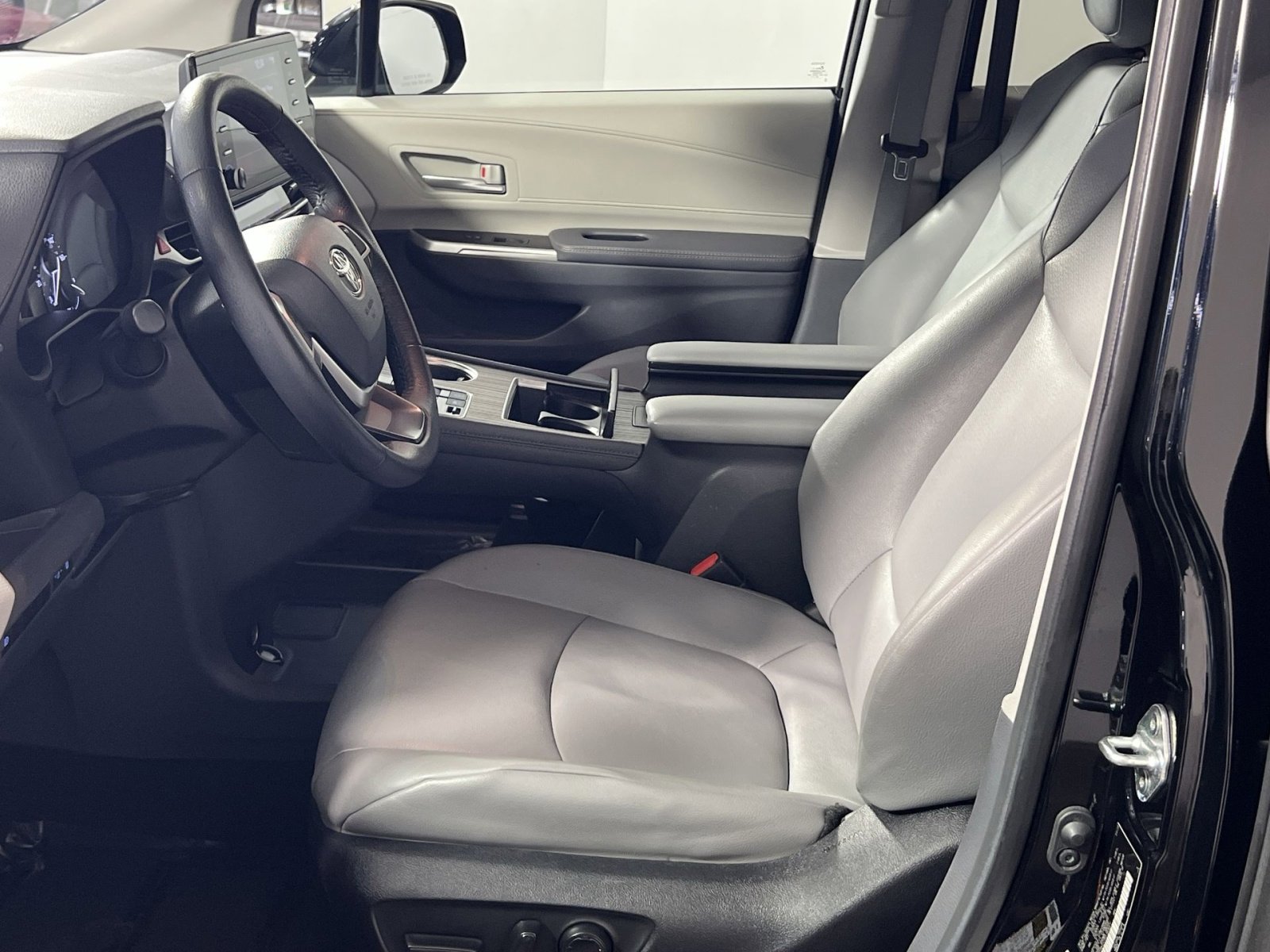 Used 2024 Toyota Sienna XLE image 13