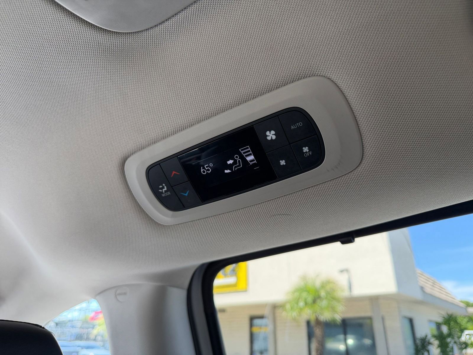 Used 2023 Chrysler Pacifica Touring-L image 24