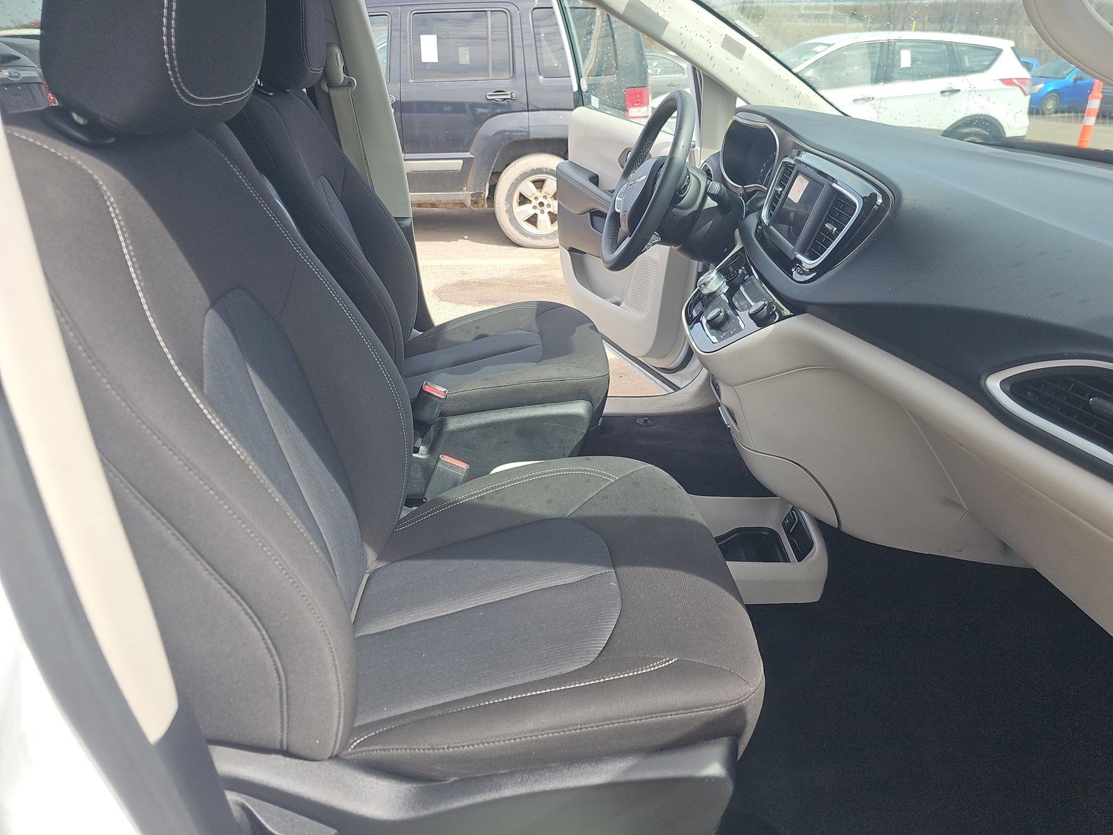 Used 2023 Chrysler Voyager LX image 13