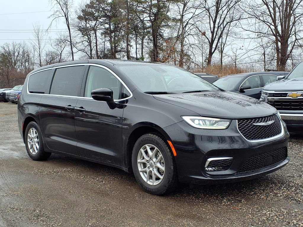 Used 2024 Chrysler Pacifica Touring-L image 3