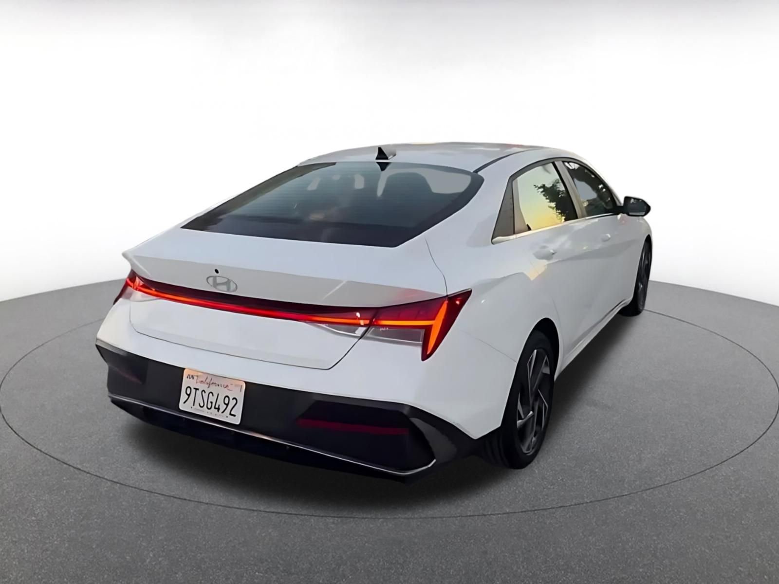 Used 2025 Hyundai Elantra SEL image 12