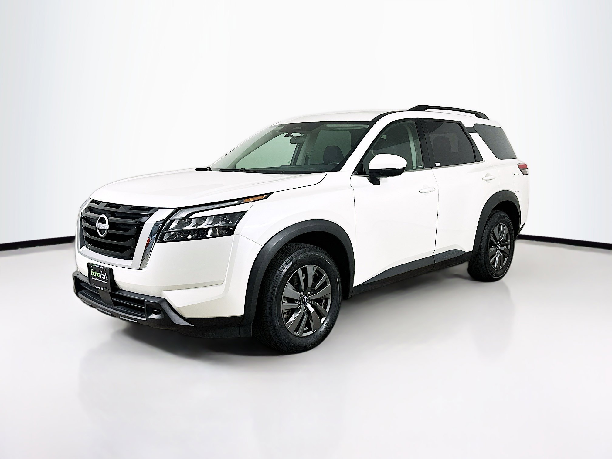 Used 2024 Nissan Pathfinder SV image 3