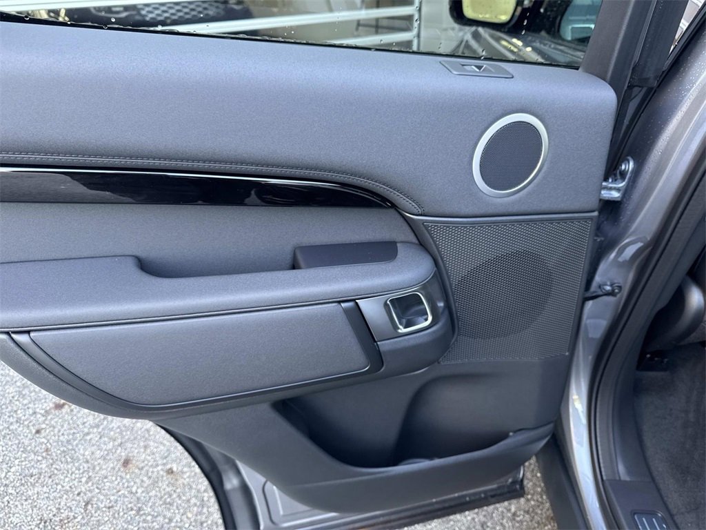 New 2025 Land Rover Discovery S image 13