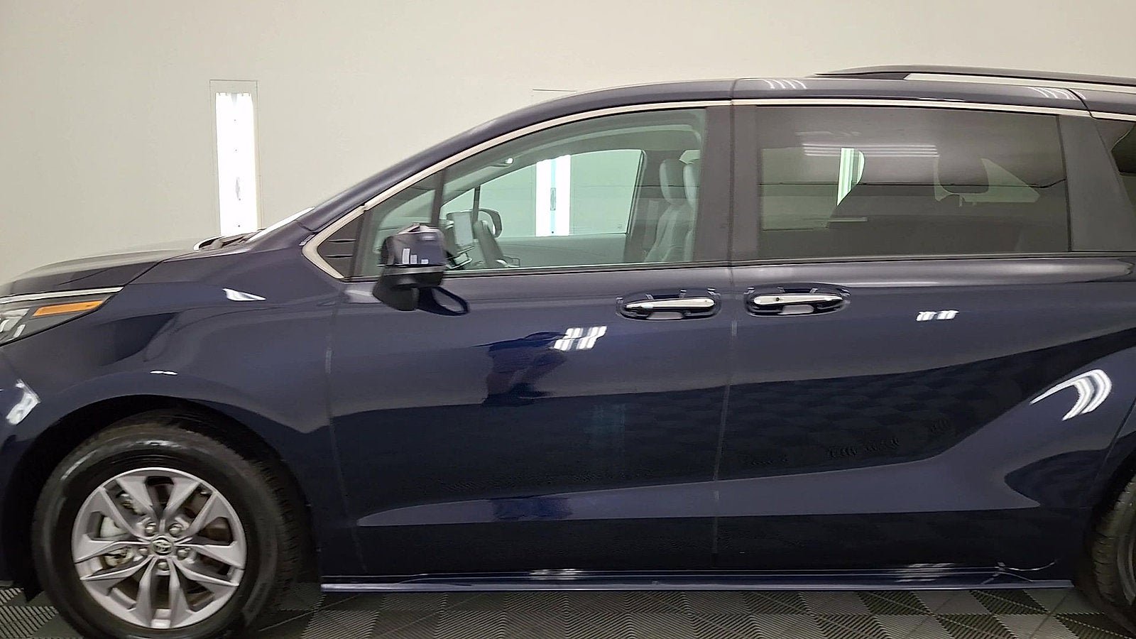 Used 2025 Toyota Sienna XLE AWD/4WD image 9