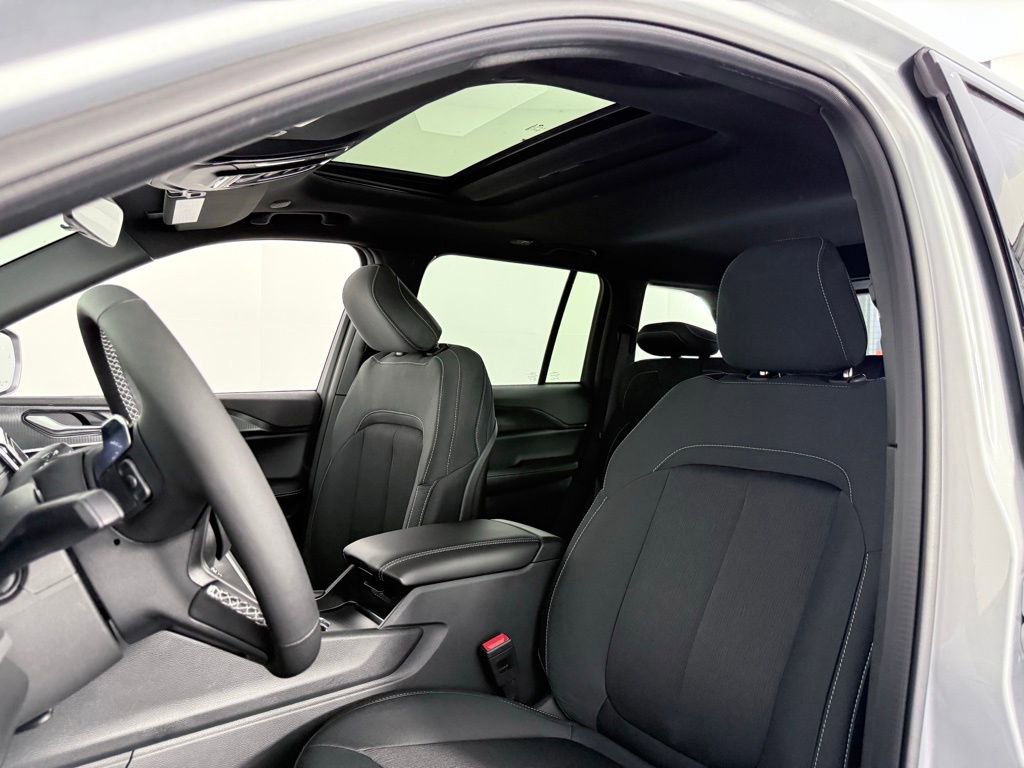 New 2025 Jeep Grand Cherokee Laredo image 11