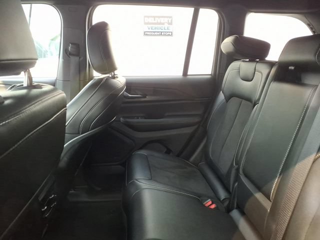 Used 2023 Jeep Grand Cherokee Altitude AWD/4WD image 8