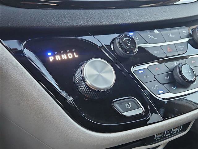 Used 2024 Chrysler Pacifica Touring-L image 12