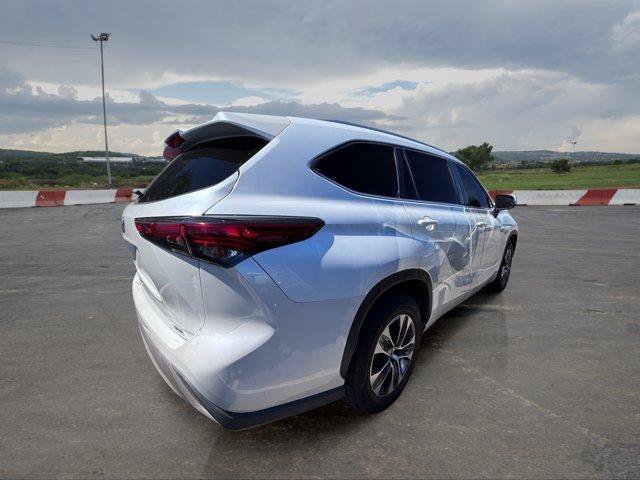 Used 2023 Toyota Highlander XLE FWD image 3