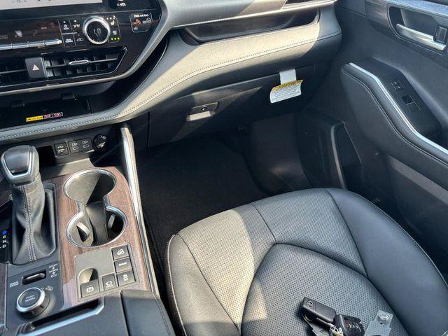 Certified 2025 Toyota Highlander Limited AWD/4WD image 14