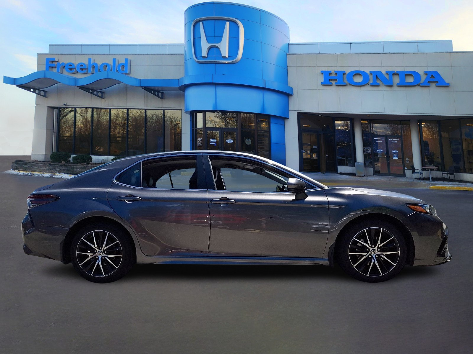 Used 2021 Toyota Camry SE FWD image 4