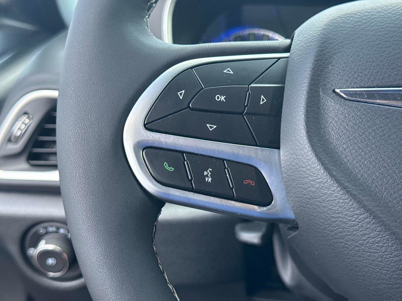 Used 2025 Chrysler Pacifica Select FWD image 31