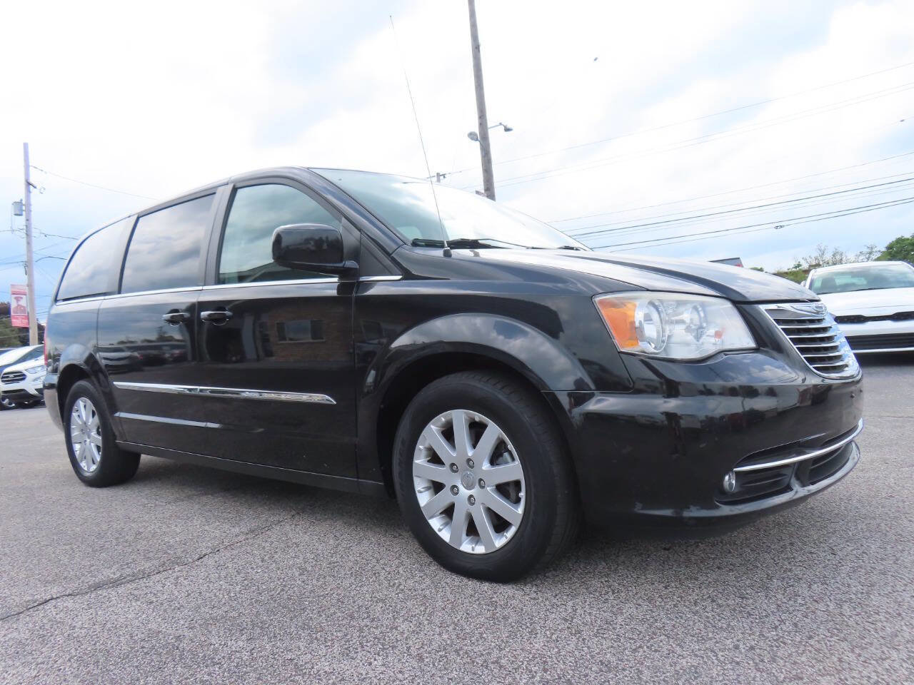 Used 2014 Chrysler Town & Country Touring FWD image 1