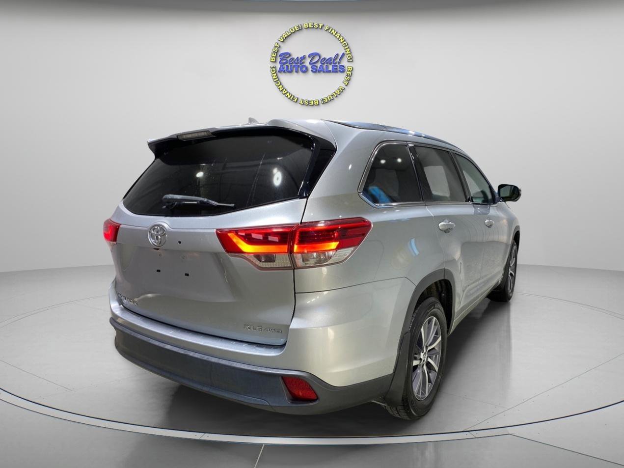 Used 2017 Toyota Highlander XLE image 6