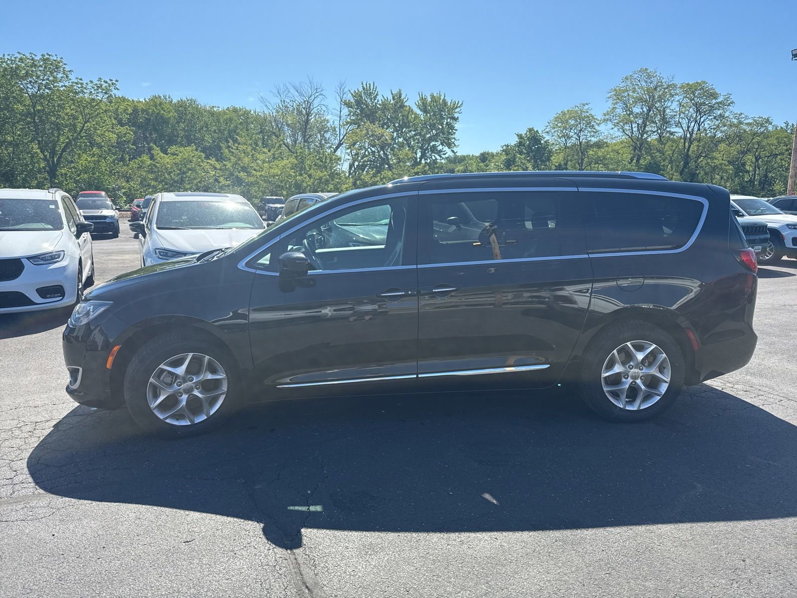 Used 2019 Chrysler Pacifica Touring-L FWD image 4