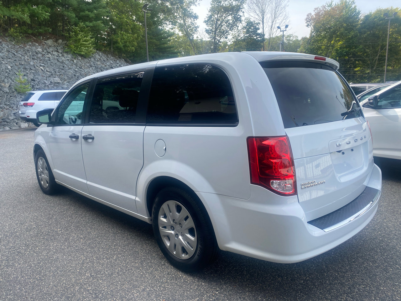 Used 2019 Dodge Grand Caravan SE w/ UConnect Hands-Free Group image 3