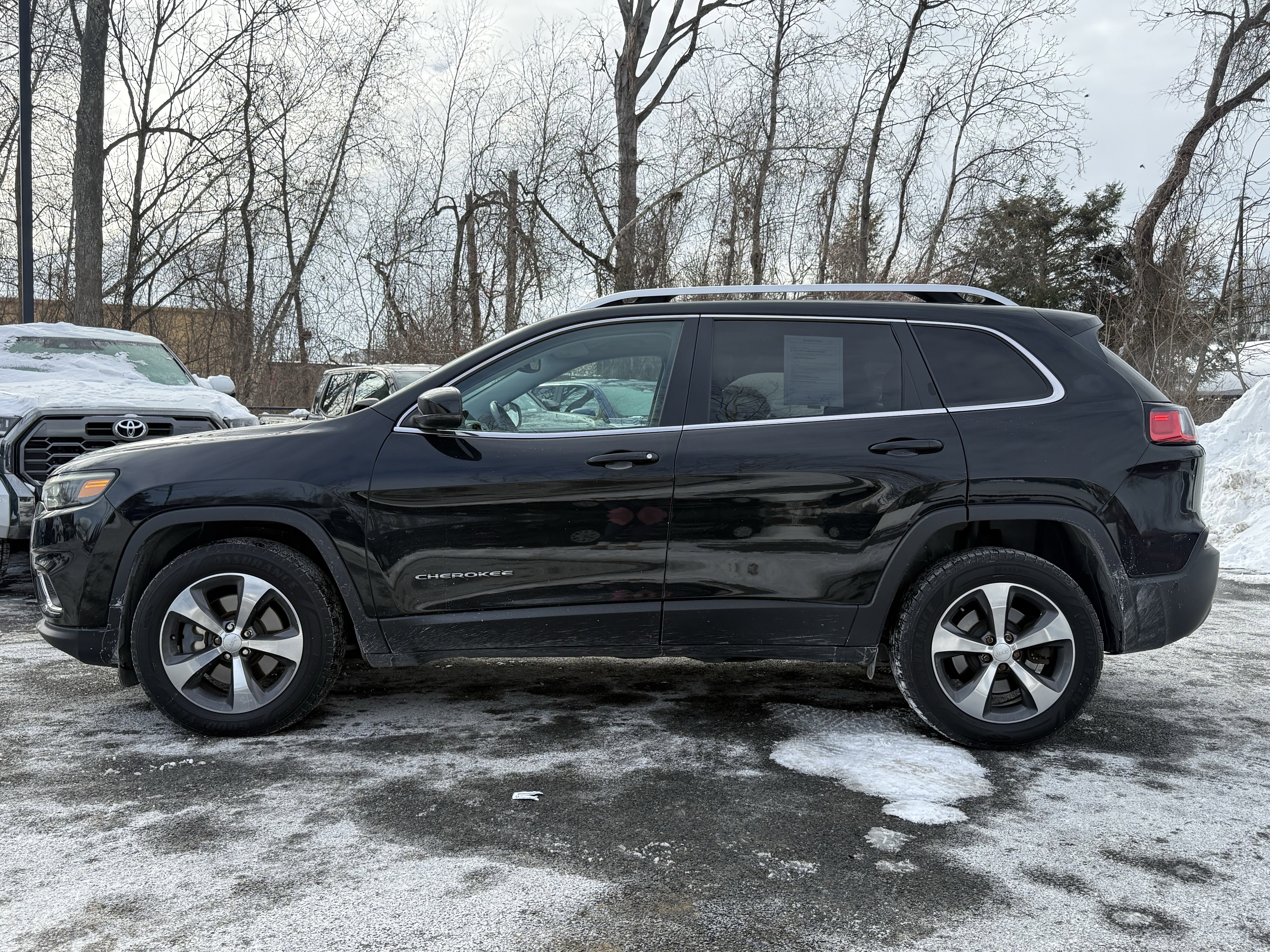 Used 2019 Jeep Cherokee Limited w/ Technology Group image 2