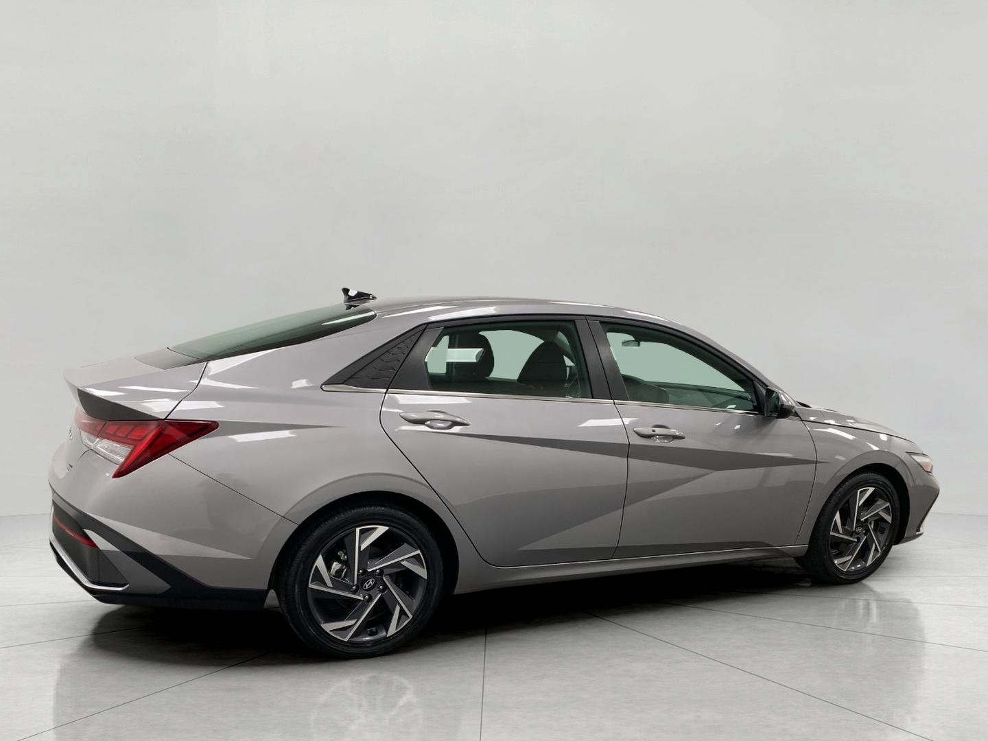 Used 2025 Hyundai Elantra SEL image 2