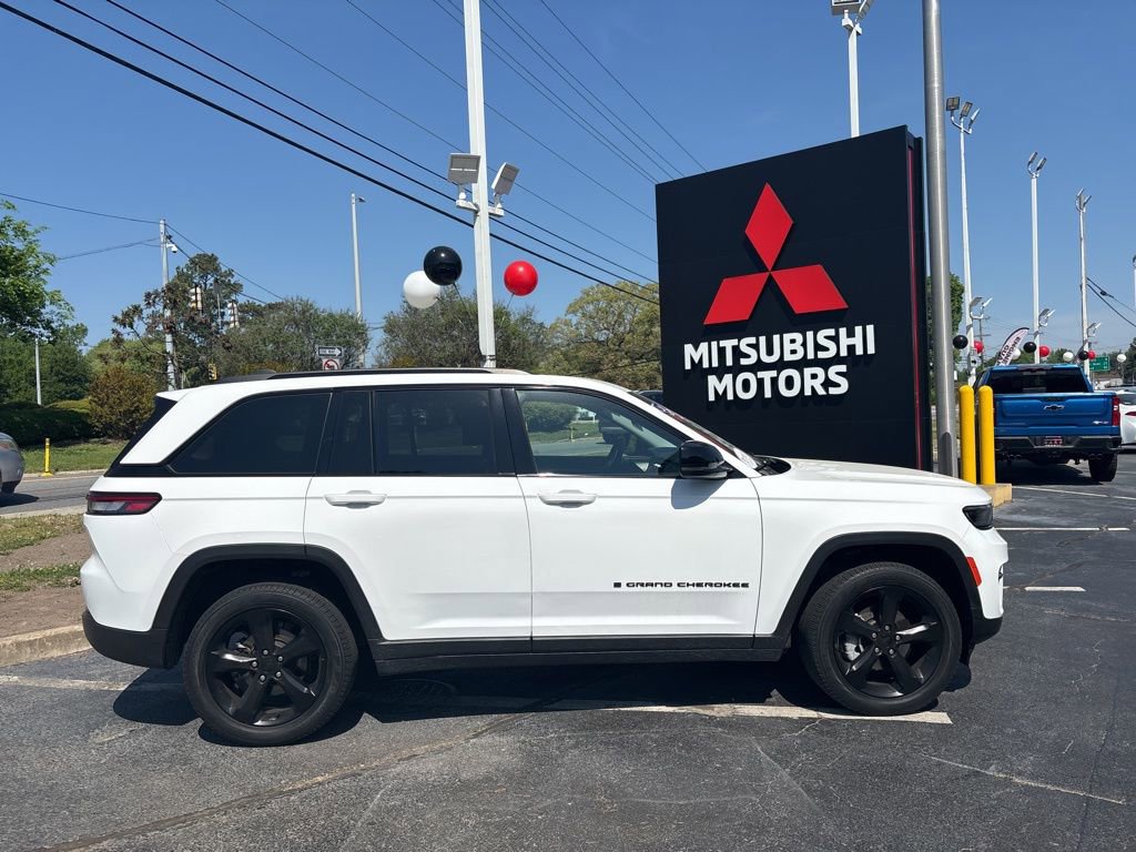 Used 2023 Jeep Grand Cherokee Limited w/ Black Appearance Package image 2