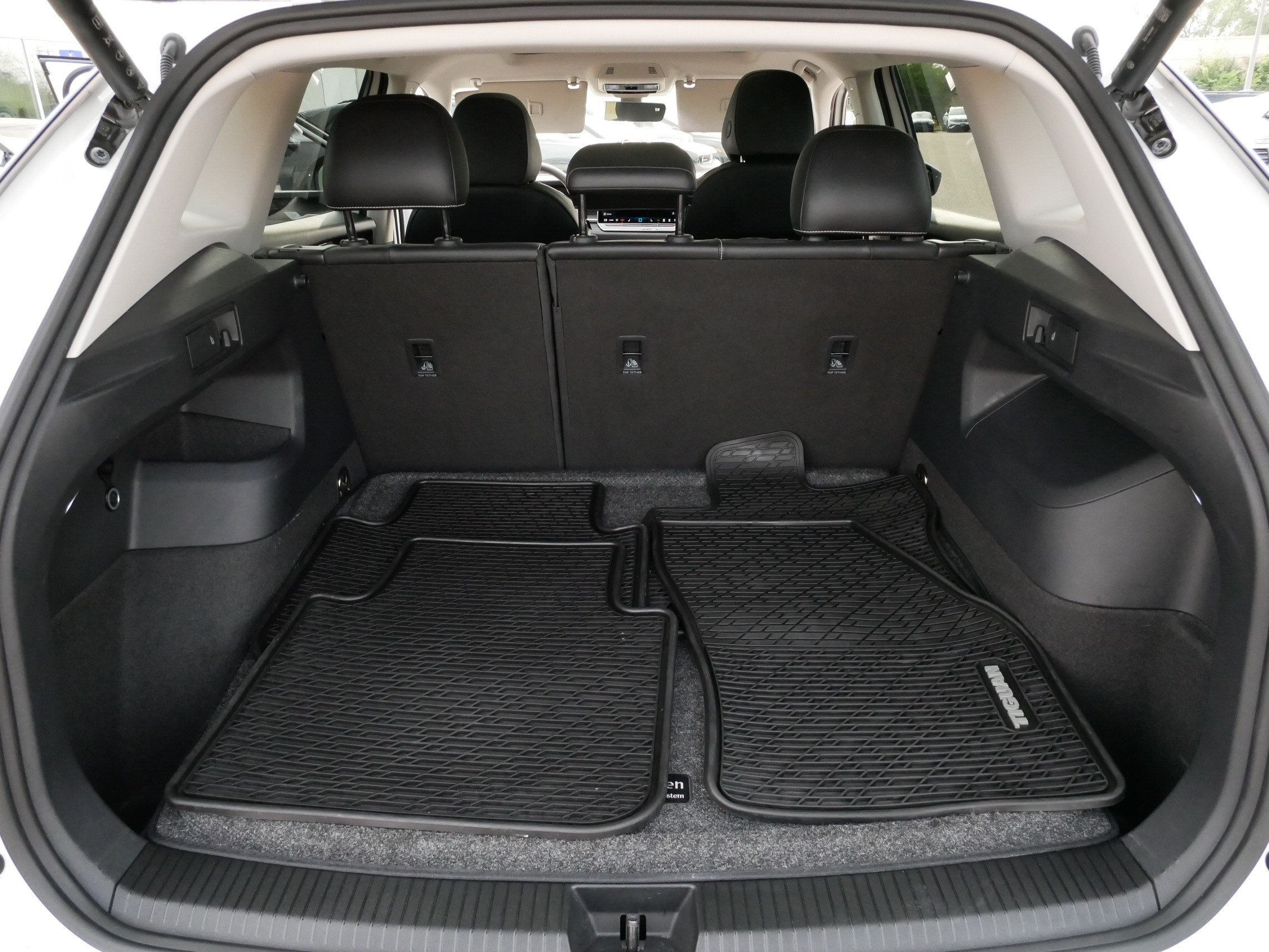 Used 2025 Volkswagen Tiguan SE w/ Panoramic Sunroof Package AWD/4WD image 18