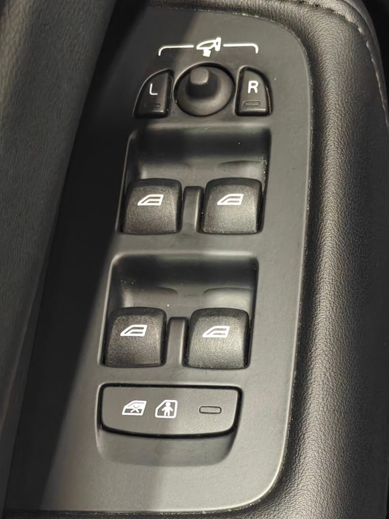 Used 2023 Volvo XC60 B5 Plus image 41