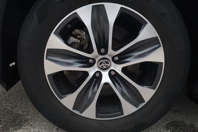 Used 2021 Toyota Highlander XLE AWD/4WD image 7