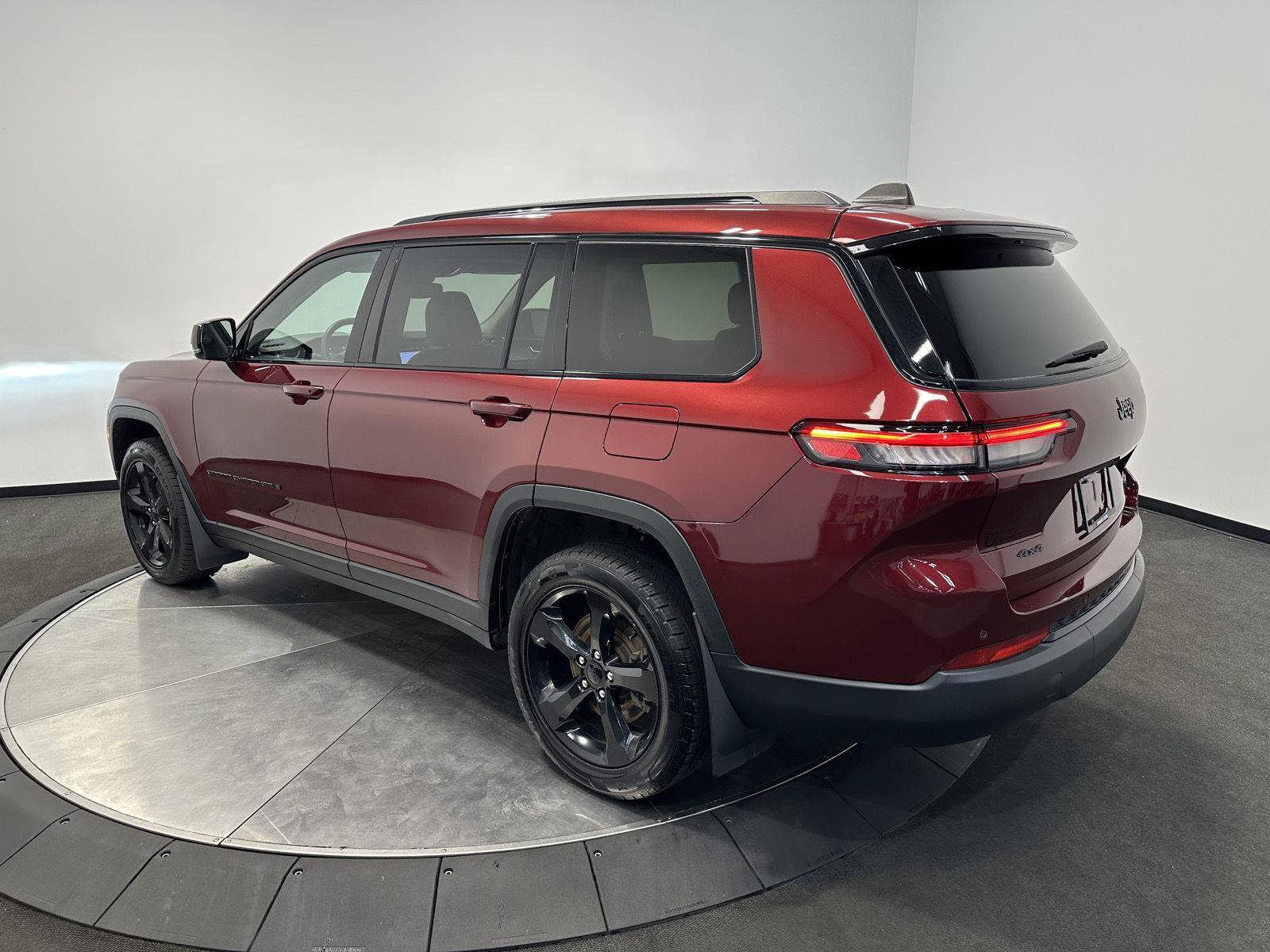 Used 2023 Jeep Grand Cherokee L Limited w/ Black Appearance Package AWD/4WD image 5