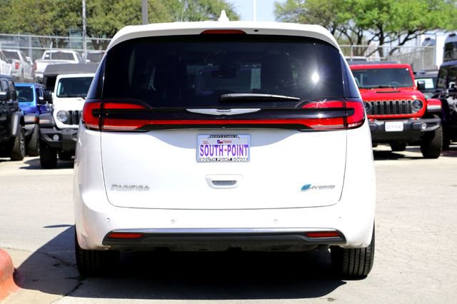 Used 2022 Chrysler Pacifica Limited w/ Uconnect Theater Family Group image 6