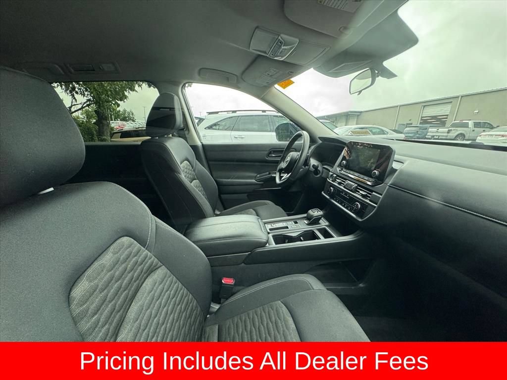 Used 2024 Nissan Pathfinder S FWD image 3